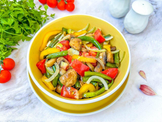 Сытный веганский салат со стручковой фасолью и грибами