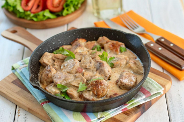 Говядина в сметанном соусе тушеная