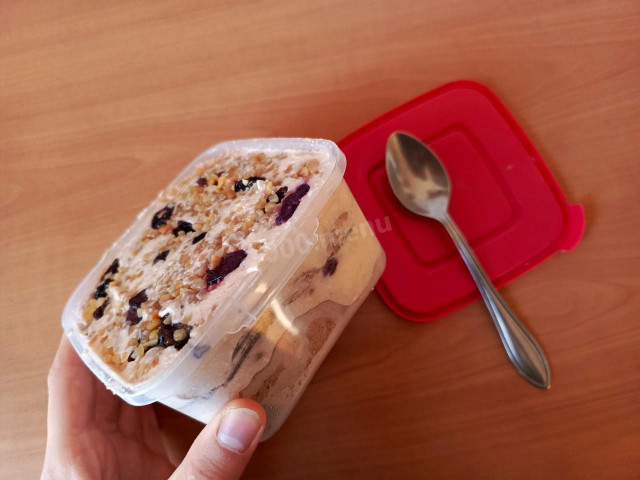 бисквитное пирожное с бананом, изюмом и арахисом