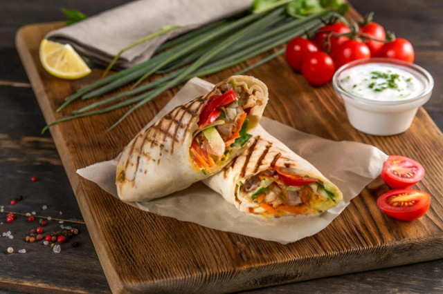 Шаурма с курицей и корейской морковкой в лаваше