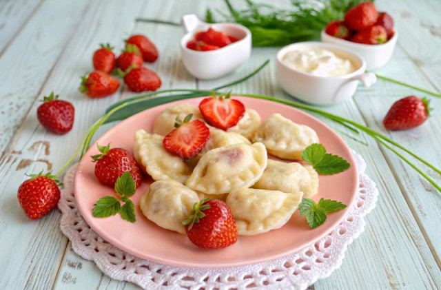 Вареники с клубникой на кефире на пару