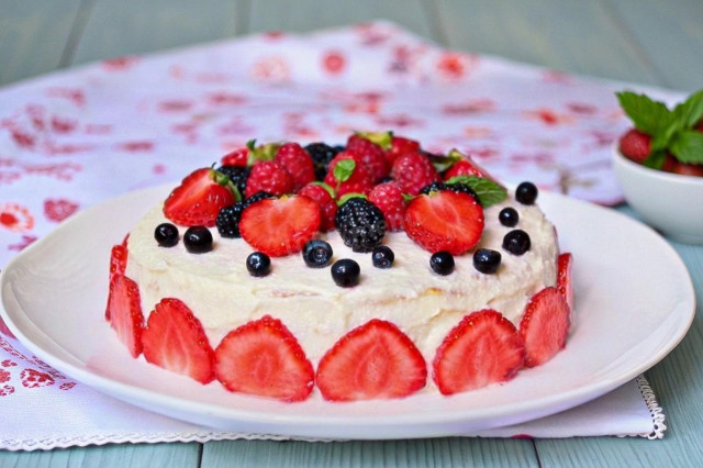 Блинный торт с творожным кремом и ягодами на сковороде