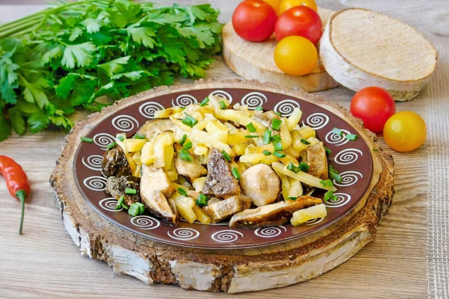 Картошка с белыми грибами жареная на сковороде