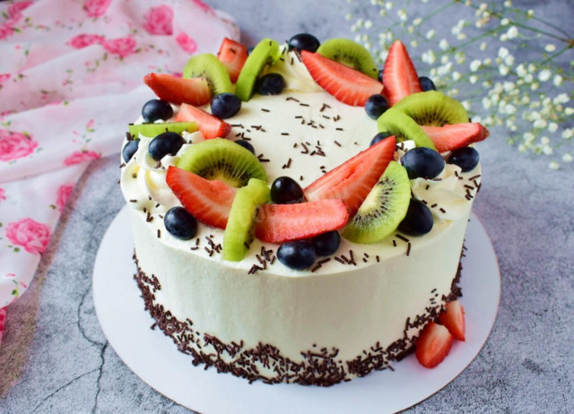 Бисквитный торт с творожным кремом и фруктами