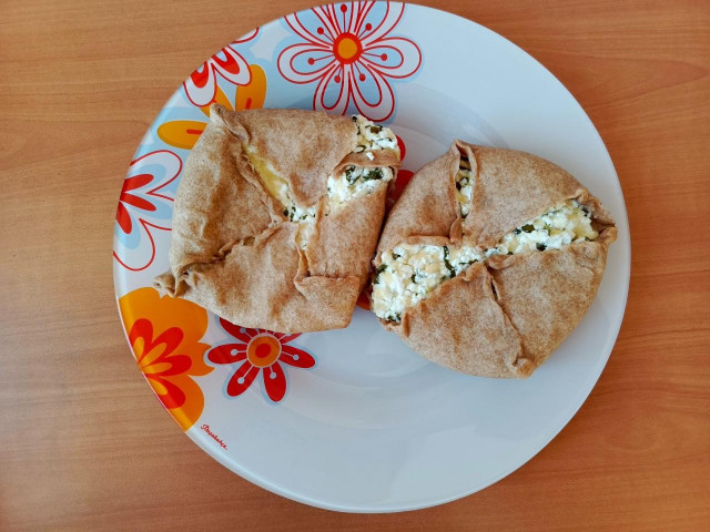 слоёный пирожок с творогом, сыром и зеленью