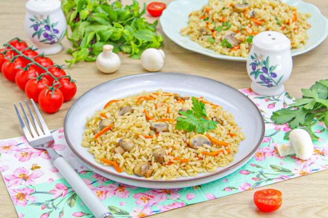 Рис с грибами на сковороде