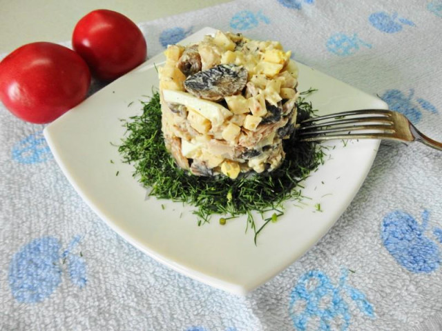 Салат с твердым сыром жареными шампиньонами и яйцом