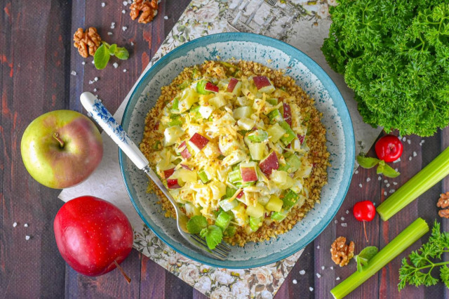 Салат с сельдереем ананасом и яблоком