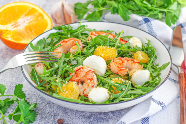Салат с креветками рукколой и апельсином