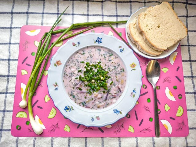 Пикантный холодный суп с маринованной свеклой