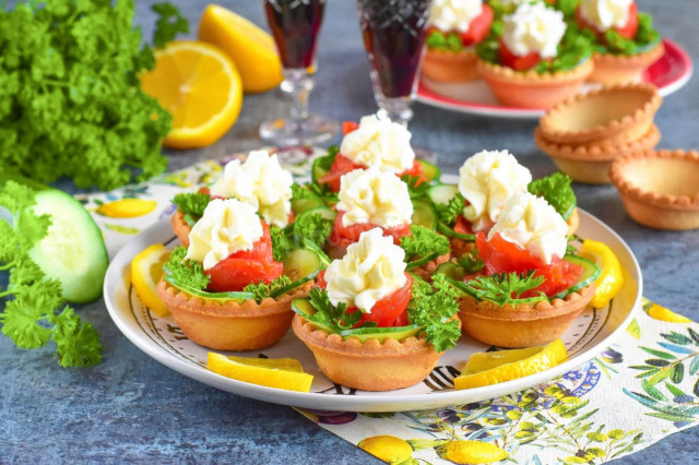 Тарталетки с творожным сыром огурцом и рыбой