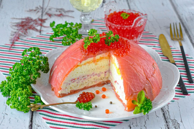 Закусочный торт с красной рыбой
