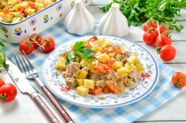 Картошка с мясом и луком в духовке