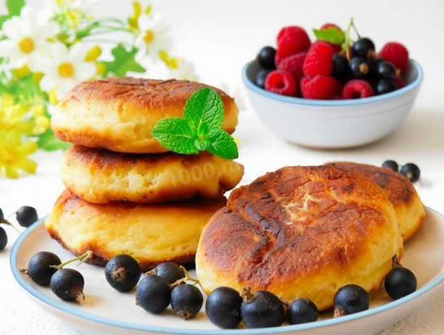 Простые сырники из творога с яйцом на сковороде