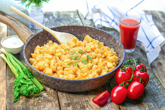 Тушеная картошка на сковороде без мяса