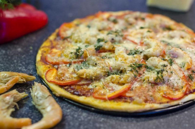 Домашняя пицца с королевскими креветками и томатной пастой