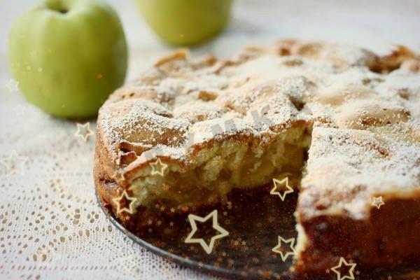 Яблочный пирог с корицей на сковороде