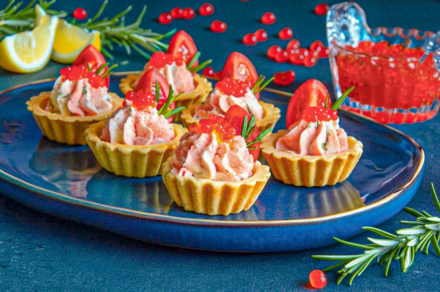 Тарталетки с сыром и чесноком с крабовыми палочками