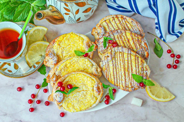 Ватрушки с творогом из слоеного теста