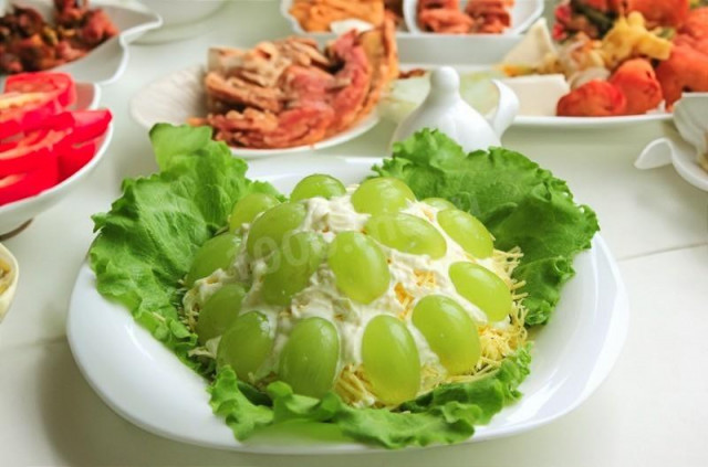 Салат с жареной курицей виноградом и листьями салата