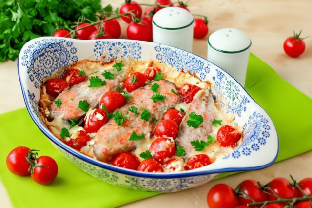 Форель с помидорами и сыром в духовке