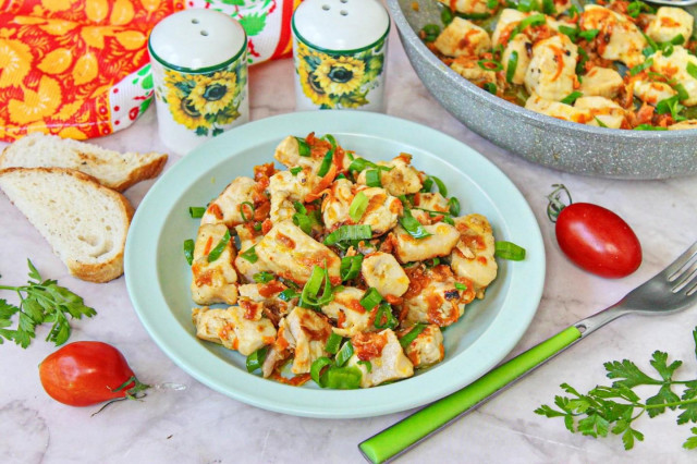 Нежная поджарка из курицы с луком и морковью на сковороде