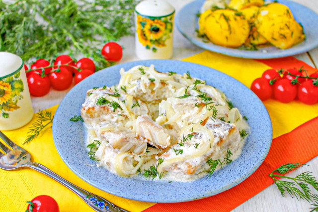 Щука на сковороде в сметане с луком