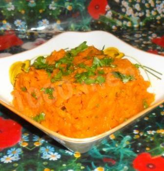 Салат из вареной моркови с уксусом, чесноком и петрушкой