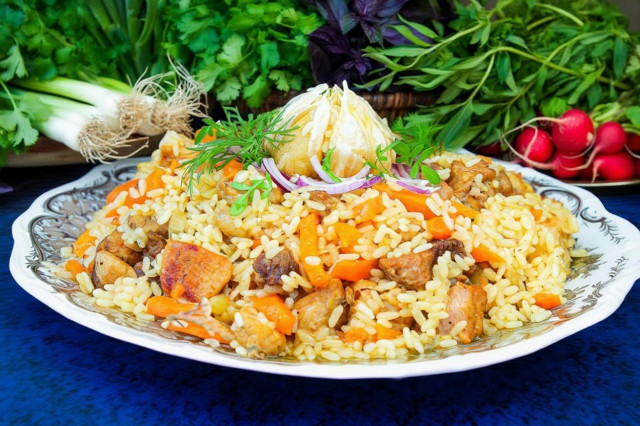 Узбекский плов со свининой в казане на плите