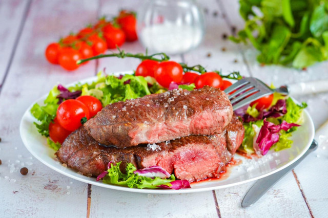 Стейк рибай на сковороде