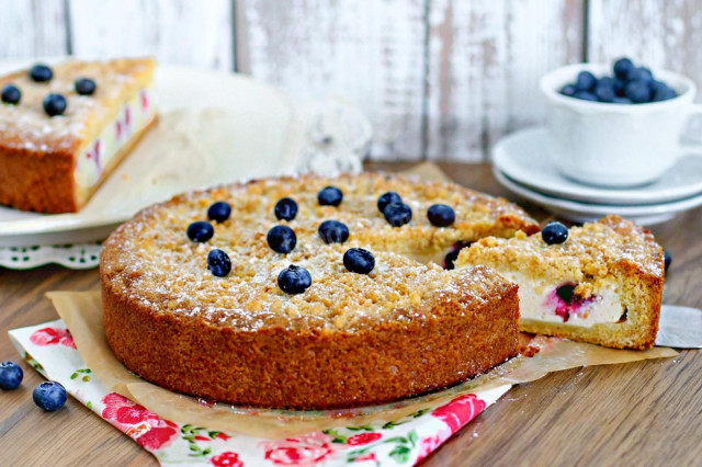 Пирог с творогом и черникой