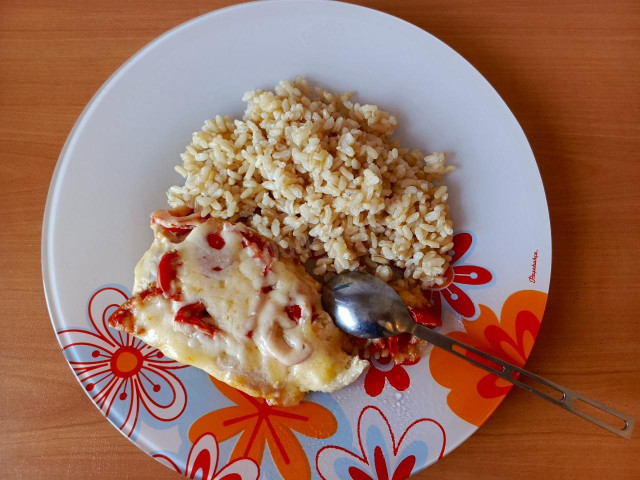 бурый рис и куриное филе под помидором и сыром