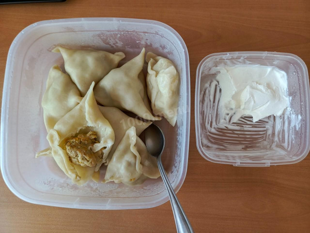 мясные пельмени со сметаной