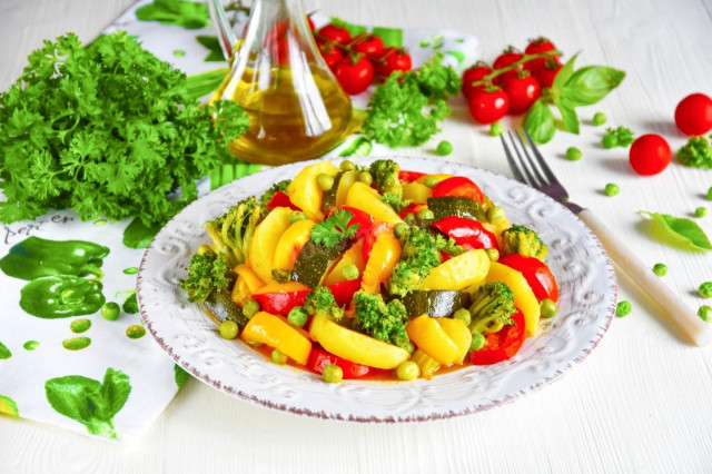 Тушеная картошка с овощами на сковороде