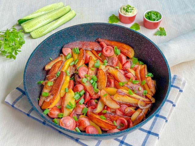 Жареная картошка с сосисками на сковороде