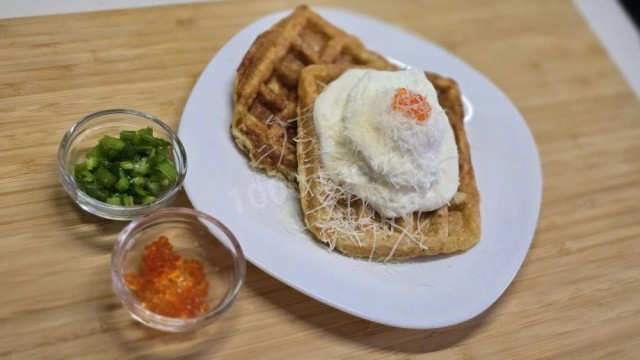 Картофельные вафли с яйцом пашот и сметанным кремом