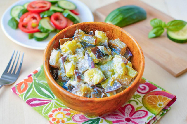 Баклажаны тушеные в сметане с чесноком