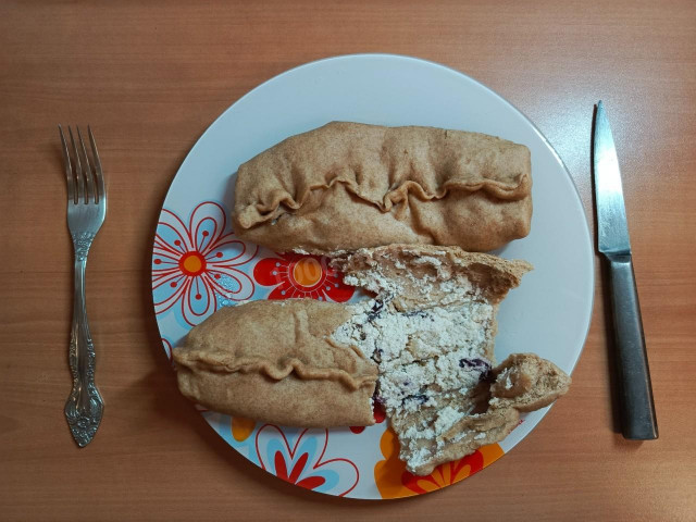 дрожжевой пирожок с творогом, бананом и изюмом