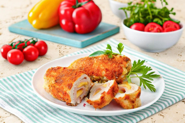 Кордон блю из курицы с сыром и ветчиной на сковороде