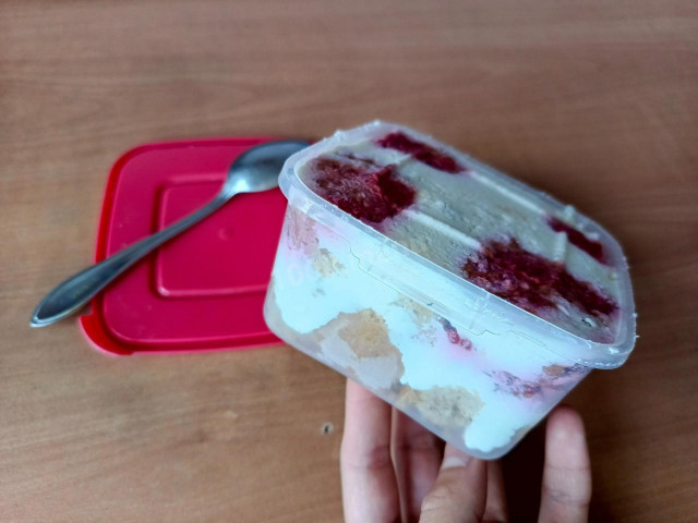 бисквитное овсяное пирожное с малиной и грецким орехом