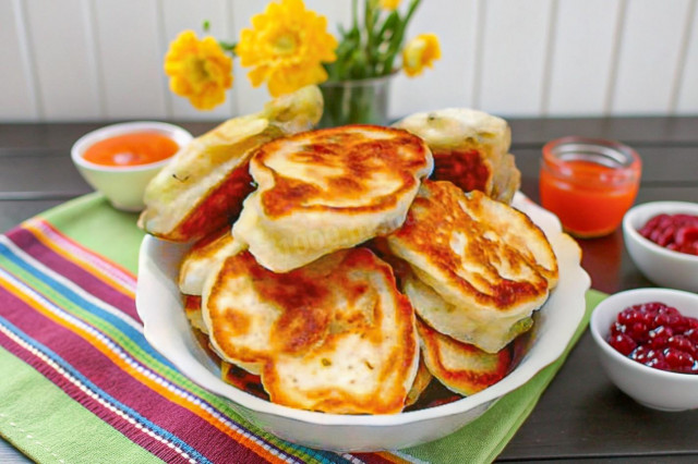 Пышные оладьи с изюмом на кефире