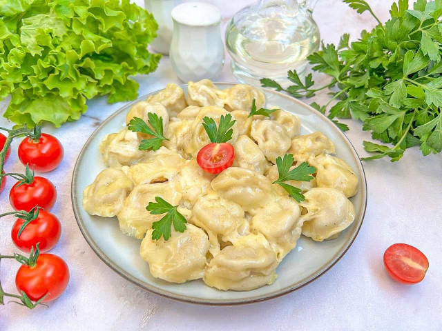 Жареные пельмени с майонезом и сыром