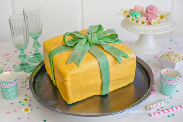 Торт Подарок шоколадный бисквит из мастики