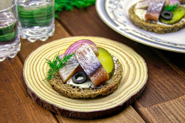 Бутерброды с селедкой на черном хлебе с соленым огурцом