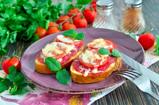Горячие бутерброды с помидорами колбасой и сыром в духовке