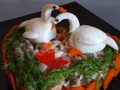 Салат Белый лебедь с говядиной и фасолью консервированной