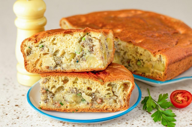 Заливной пирог с рыбными консервами и картошкой