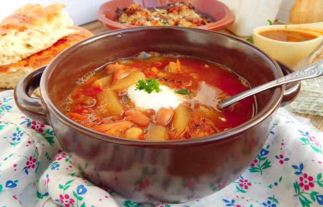 Суп с консервированной фасолью в томатном соусе