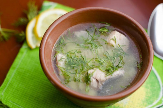 Рыбный суп уха из голов семги с картошкой и укропом