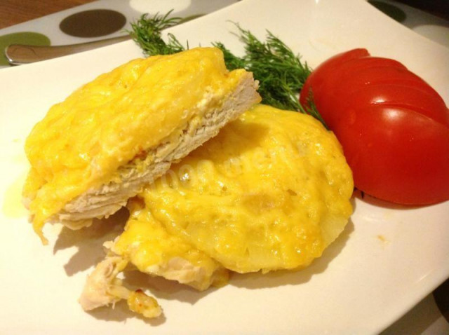 Индейка с ананасами и сыром в духовке
